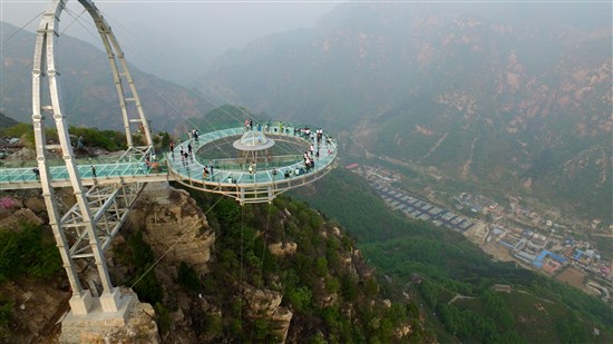 位于北京平谷区石林峡风景区,是世界玻璃平台面积最大